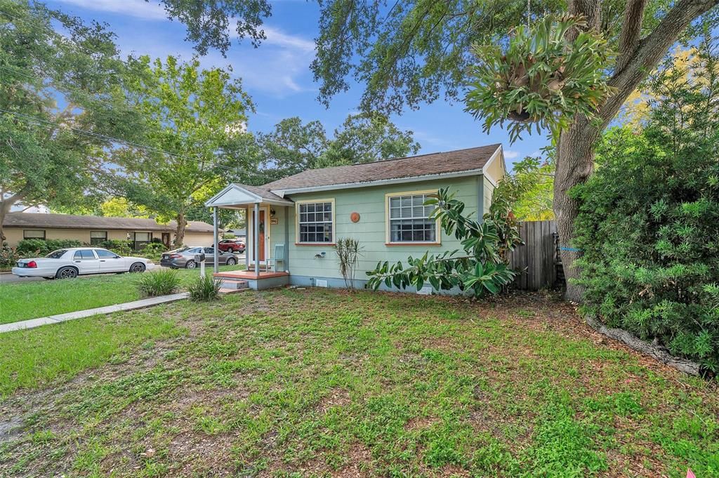 Active With Contract: $377,900 (3 beds, 2 baths, 1224 Square Feet)