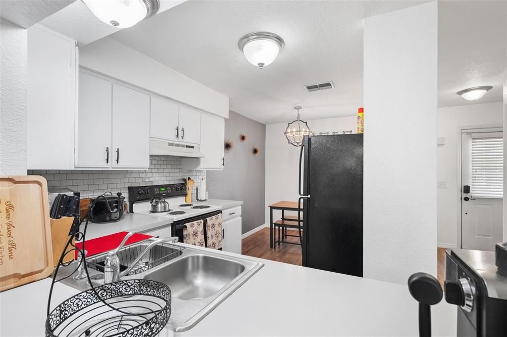 For Sale: $285,000 (2 beds, 2 baths, 1104 Square Feet)