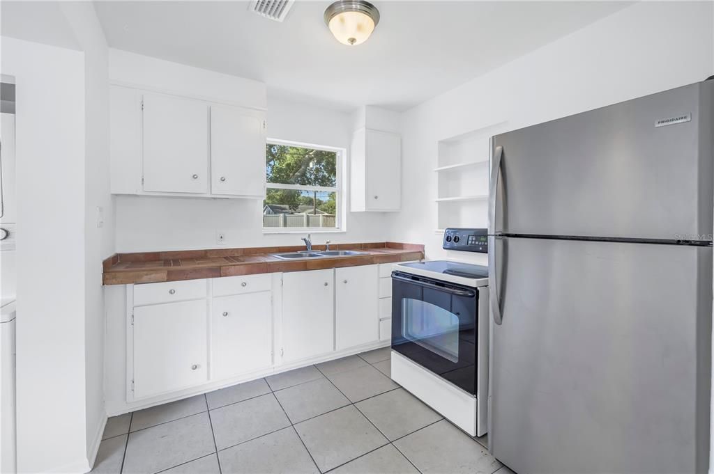 For Sale: $295,000 (2 beds, 1 baths, 744 Square Feet)