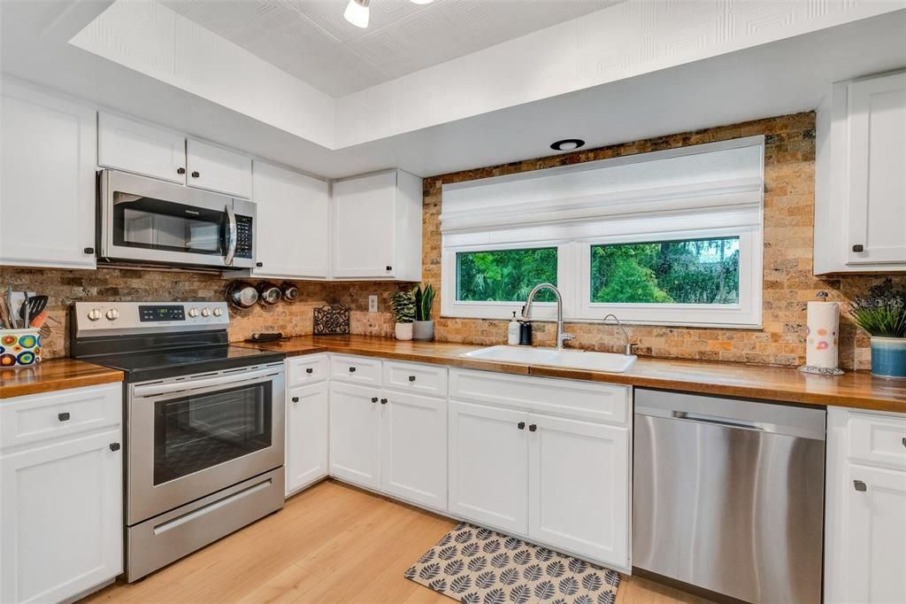 For Sale: $559,000 (2 beds, 2 baths, 1204 Square Feet)