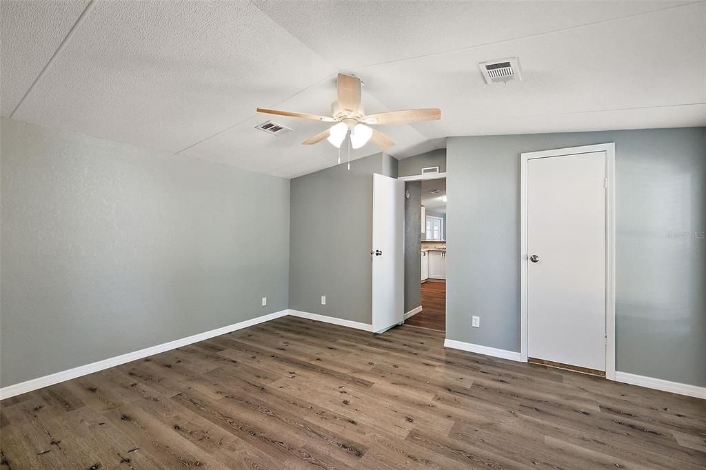 Active With Contract: $159,000 (2 beds, 2 baths, 1056 Square Feet)