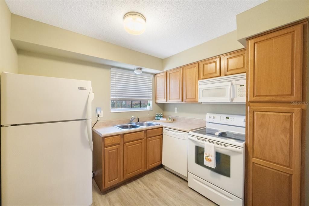For Sale: $115,000 (1 beds, 1 baths, 825 Square Feet)