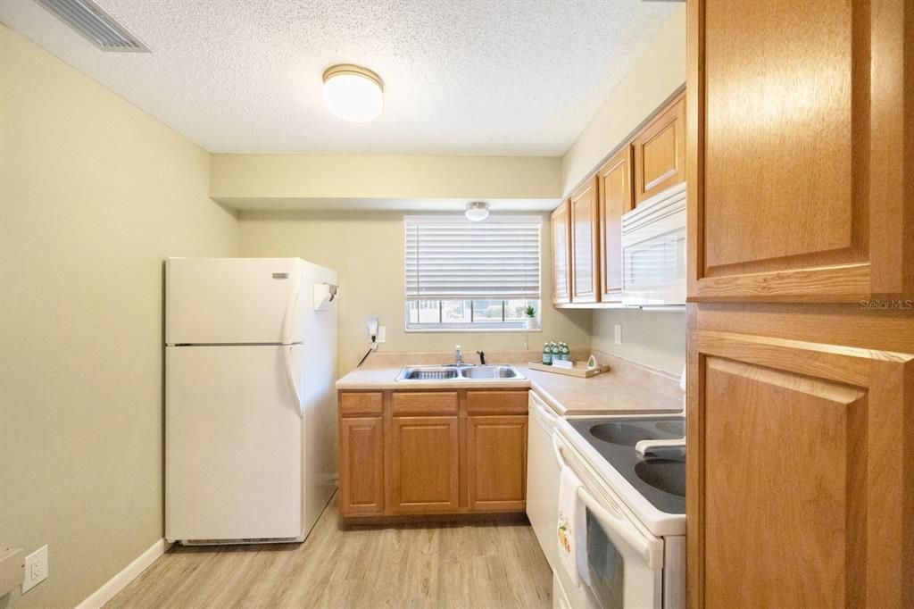 For Sale: $115,000 (1 beds, 1 baths, 825 Square Feet)