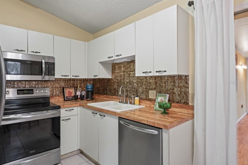 Active With Contract: $329,900 (3 beds, 2 baths, 1500 Square Feet)