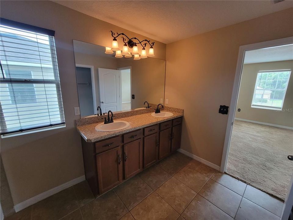 For Rent: $2,395 (4 beds, 2 baths, 2530 Square Feet)