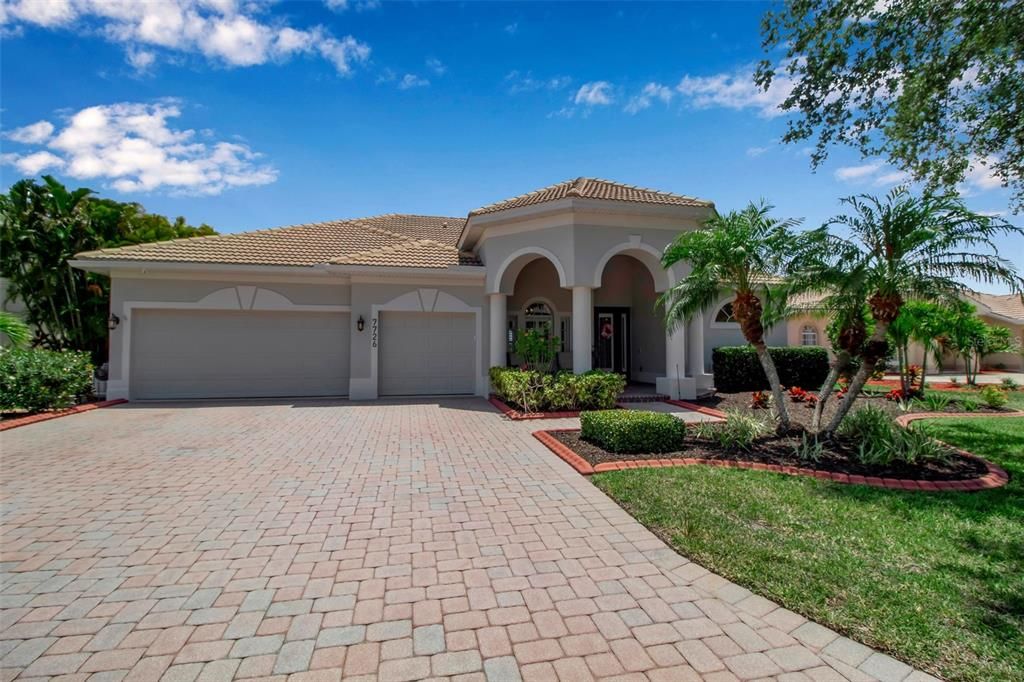 Active With Contract: $699,900 (4 beds, 3 baths, 2523 Square Feet)