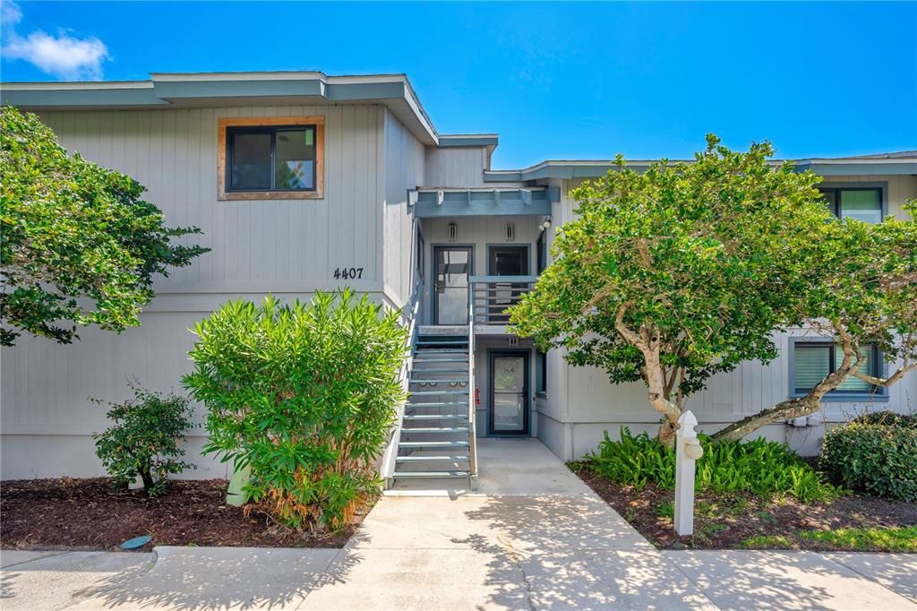 Active With Contract: $315,000 (1 beds, 1 baths, 891 Square Feet)