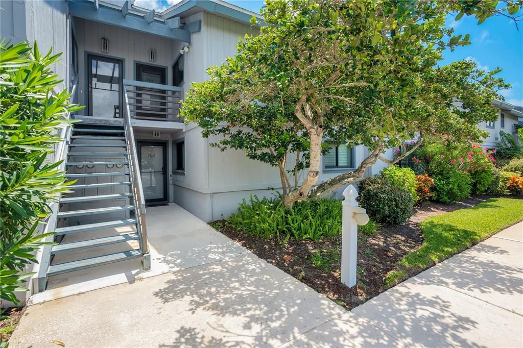 Active With Contract: $315,000 (1 beds, 1 baths, 891 Square Feet)