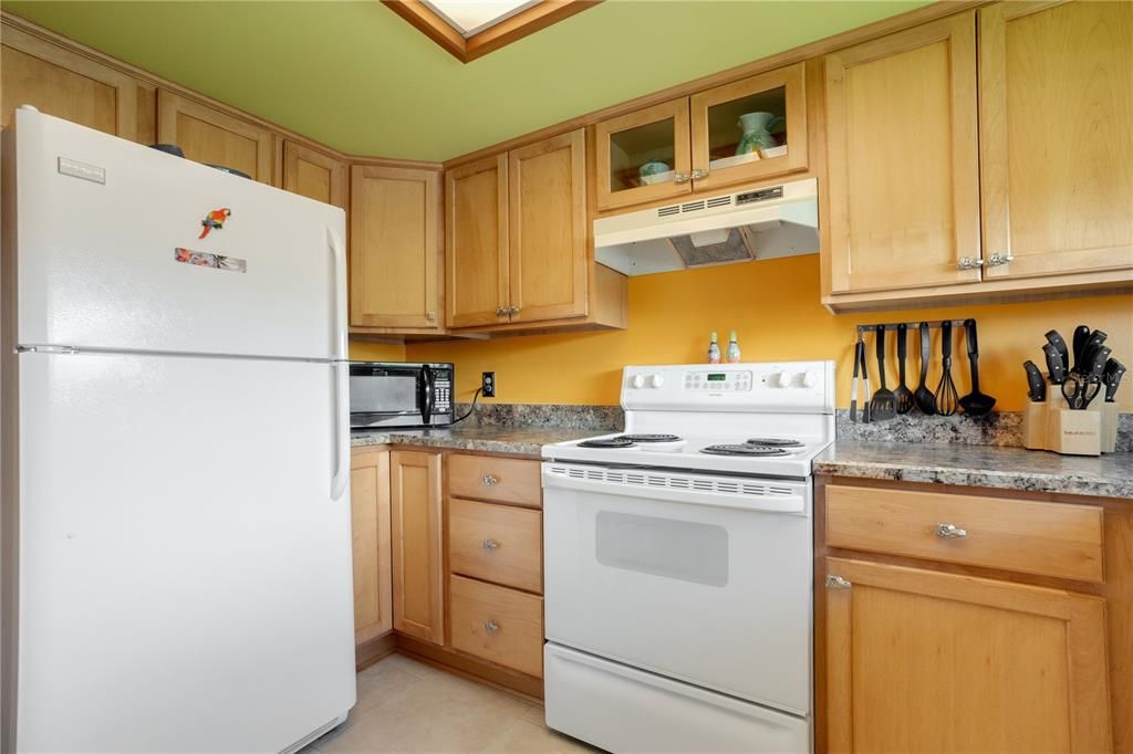 For Sale: $325,000 (1 beds, 1 baths, 891 Square Feet)