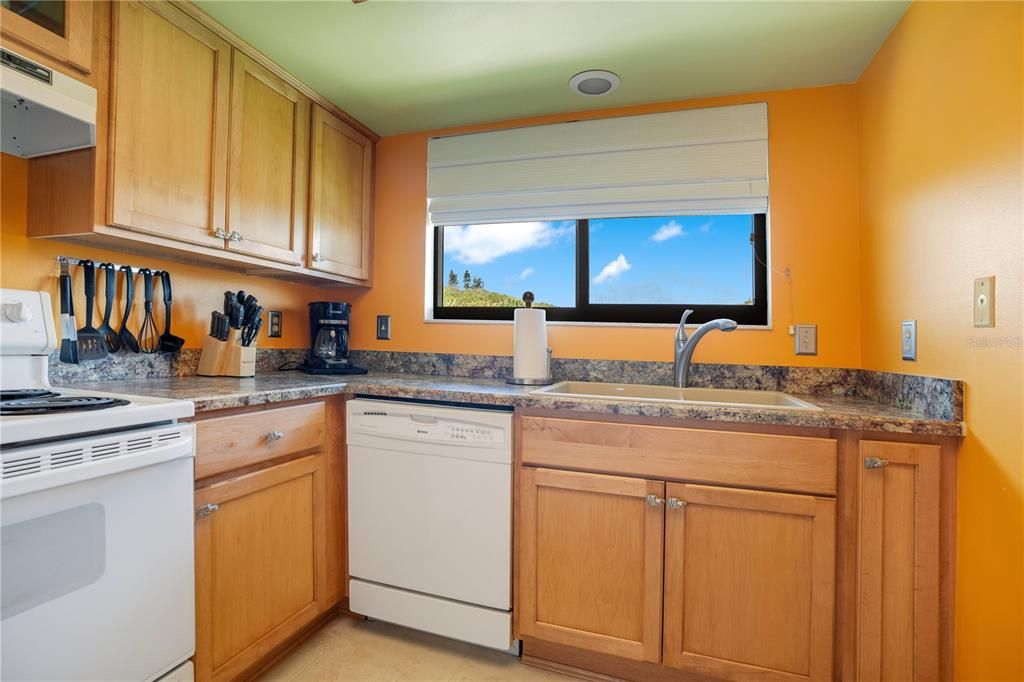 For Sale: $325,000 (1 beds, 1 baths, 891 Square Feet)