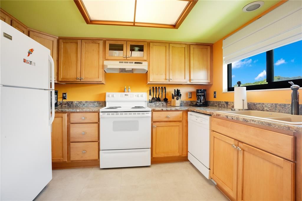 For Sale: $325,000 (1 beds, 1 baths, 891 Square Feet)