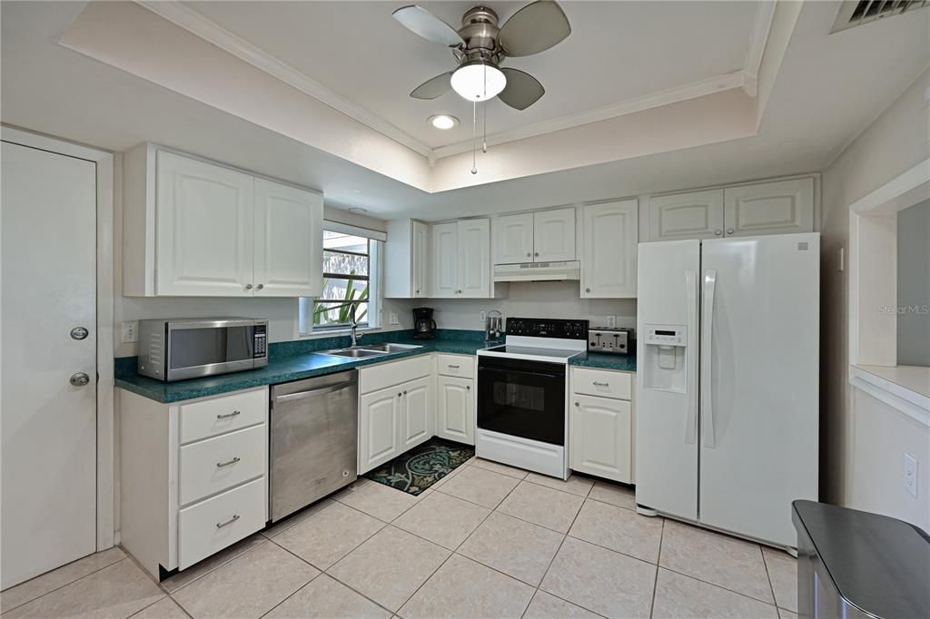 For Sale: $299,900 (2 beds, 2 baths, 1468 Square Feet)