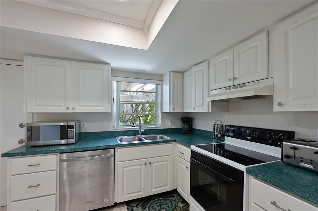 For Sale: $299,900 (2 beds, 2 baths, 1468 Square Feet)