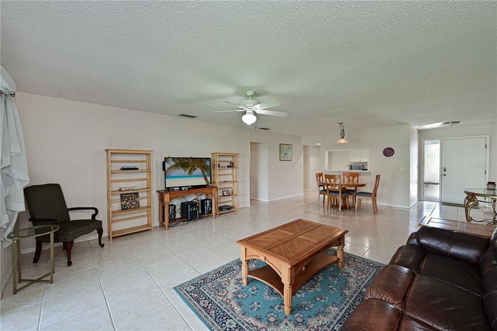 For Sale: $299,900 (2 beds, 2 baths, 1468 Square Feet)