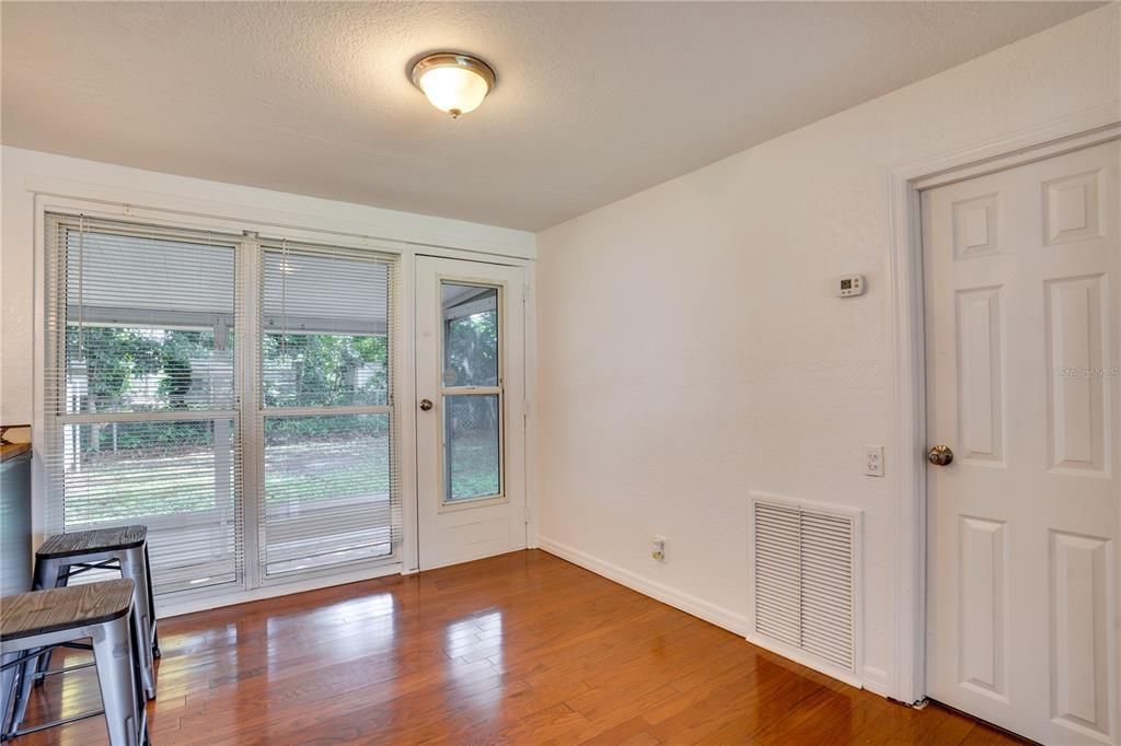 For Sale: $279,000 (2 beds, 1 baths, 726 Square Feet)