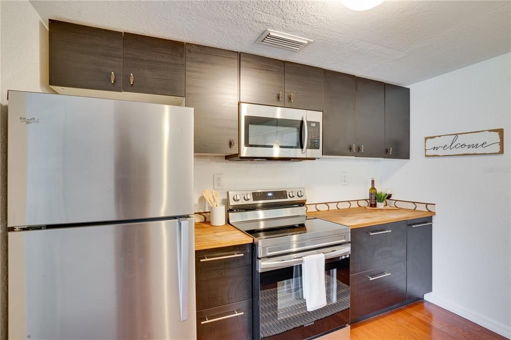 For Sale: $279,000 (2 beds, 1 baths, 726 Square Feet)