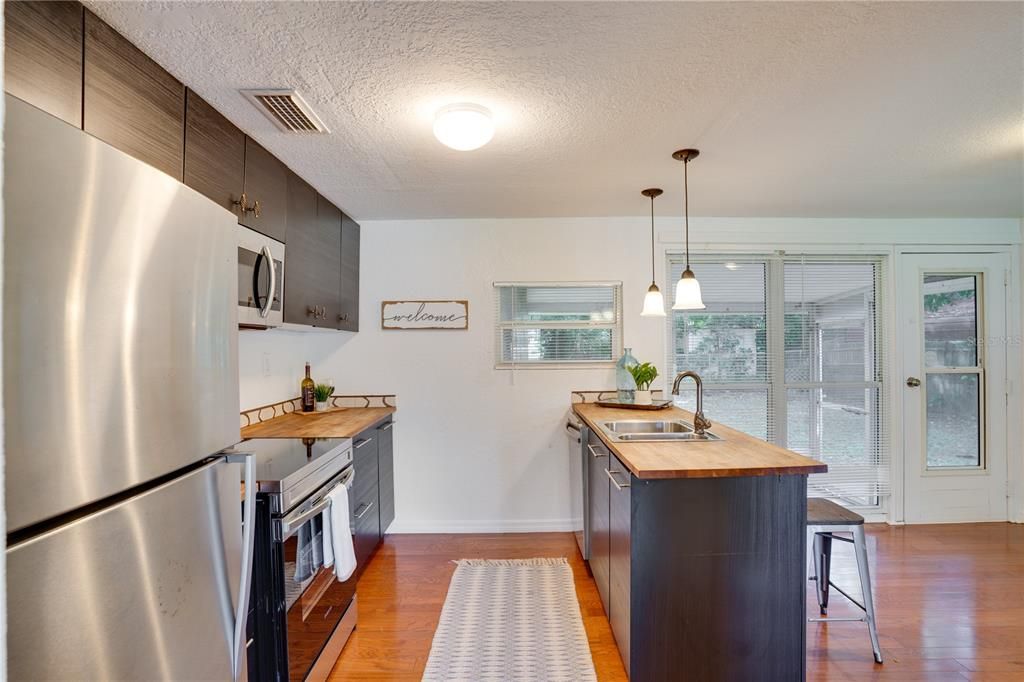 For Sale: $279,000 (2 beds, 1 baths, 726 Square Feet)