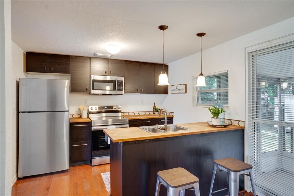 For Sale: $279,000 (2 beds, 1 baths, 726 Square Feet)