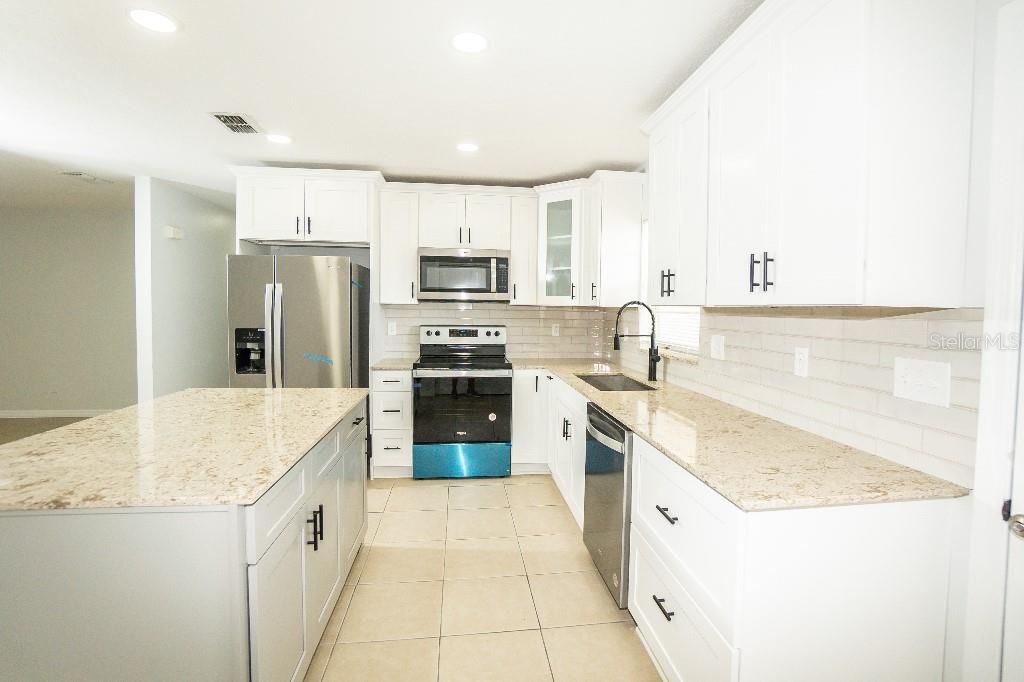 For Sale: $350,000 (3 beds, 3 baths, 1379 Square Feet)