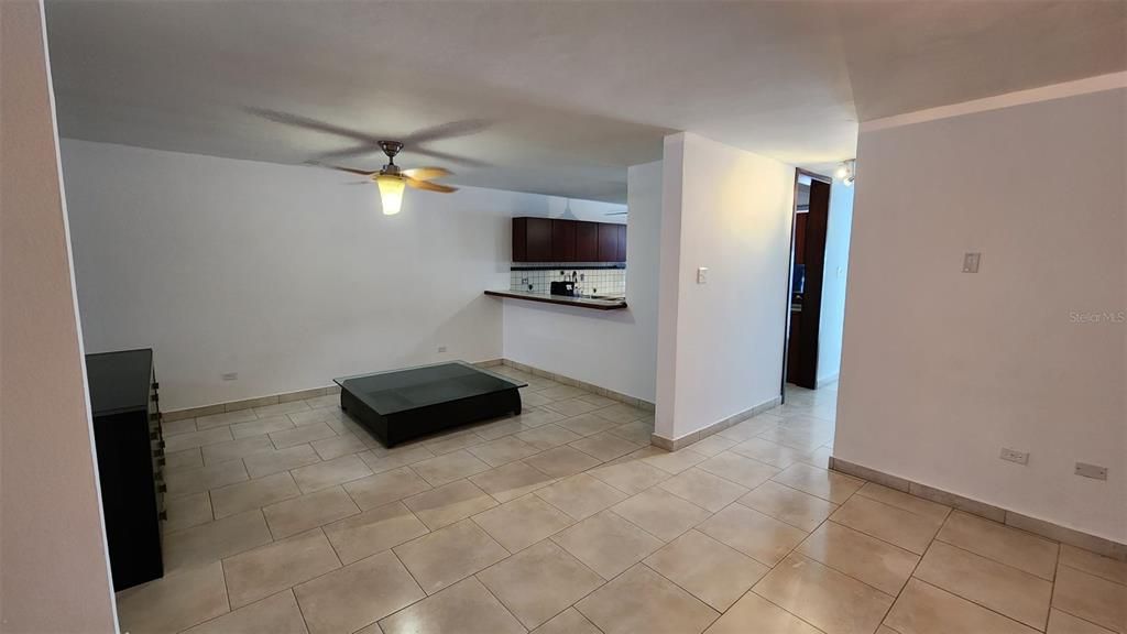 Activo con contrato: $489,000 (3 camas, 2 baños, 2057 Pies cuadrados)