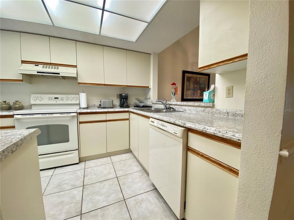 For Rent: $2,700 (2 beds, 2 baths, 1274 Square Feet)