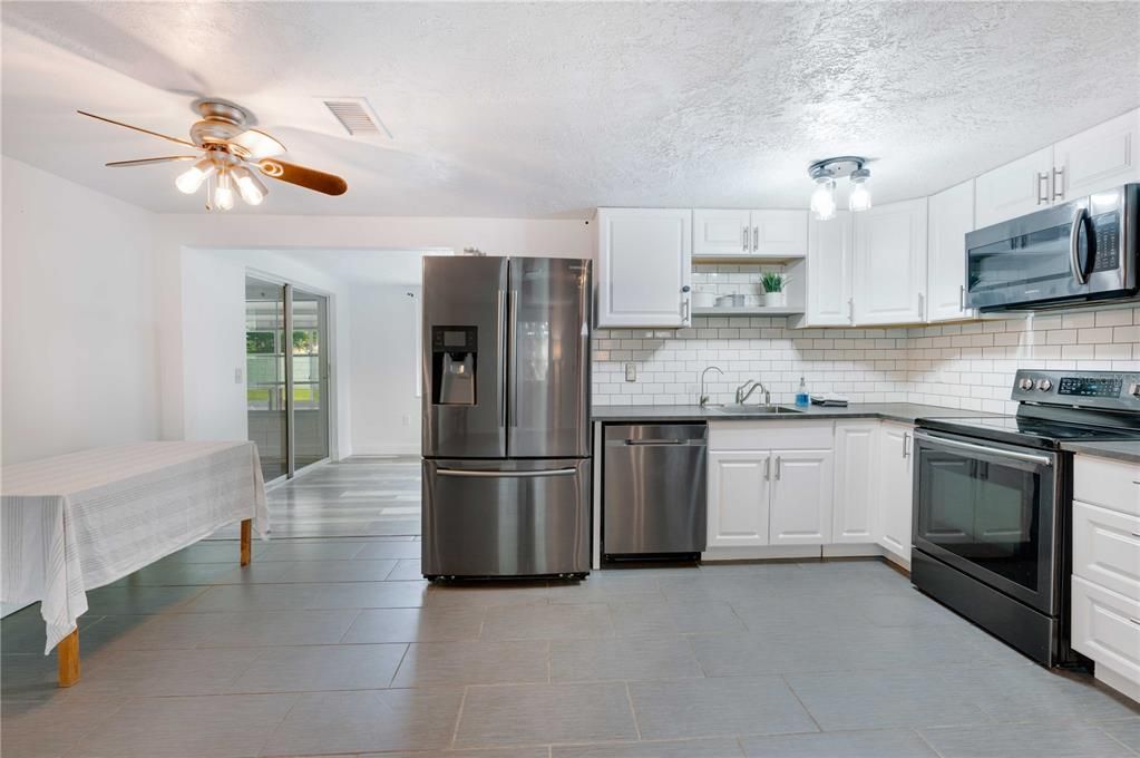 For Sale: $249,500 (2 beds, 1 baths, 990 Square Feet)