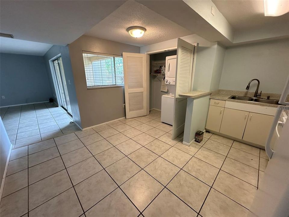 For Sale: $219,000 (1 beds, 1 baths, 686 Square Feet)