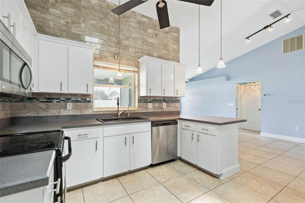 For Sale: $349,500 (3 beds, 2 baths, 1708 Square Feet)