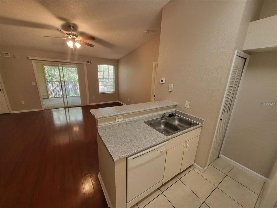 For Rent: $1,650 (2 beds, 2 baths, 874 Square Feet)