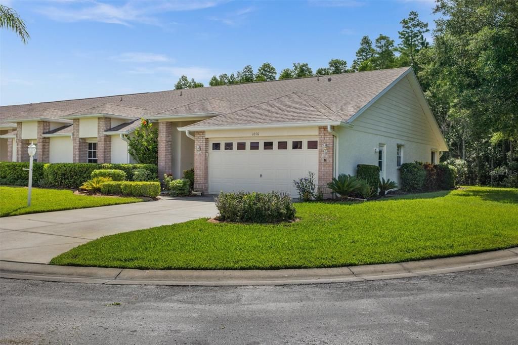 View showing wide view of side yard and privacy of cul-de-sac