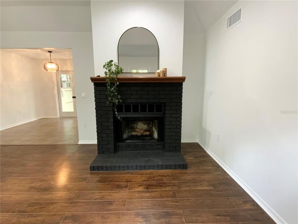 Active With Contract: $224,900 (2 beds, 1 baths, 960 Square Feet)