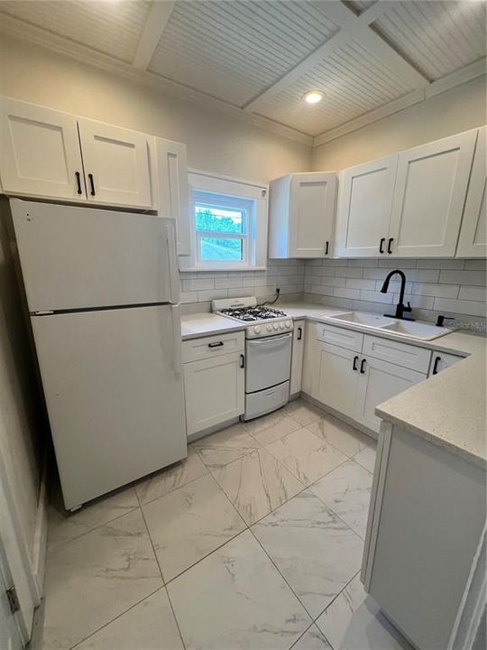 Recently Rented: $1,595 (2 beds, 1 baths, 420 Square Feet)