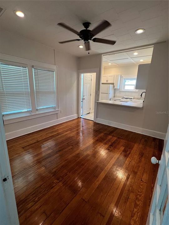 Recently Rented: $1,595 (2 beds, 1 baths, 420 Square Feet)