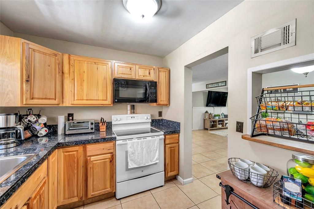 For Sale: $275,000 (2 beds, 1 baths, 1050 Square Feet)