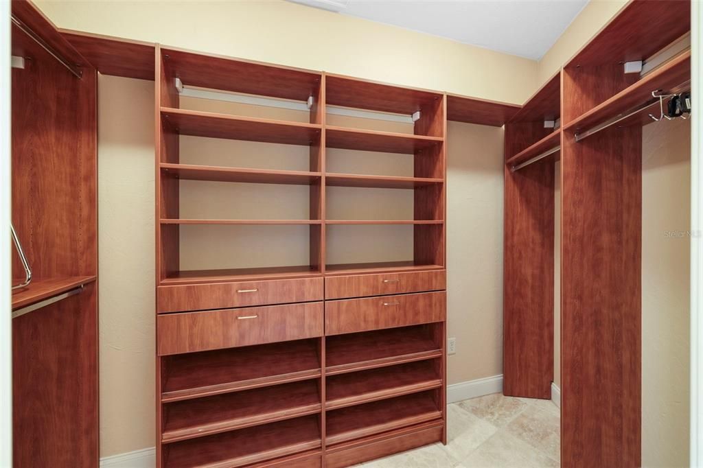 Walk-in closet 2