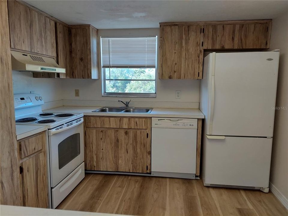 For Sale: $140,000 (1 beds, 1 baths, 745 Square Feet)