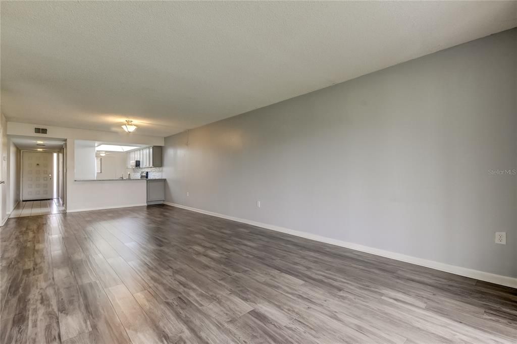 For Sale: $289,900 (2 beds, 2 baths, 1200 Square Feet)