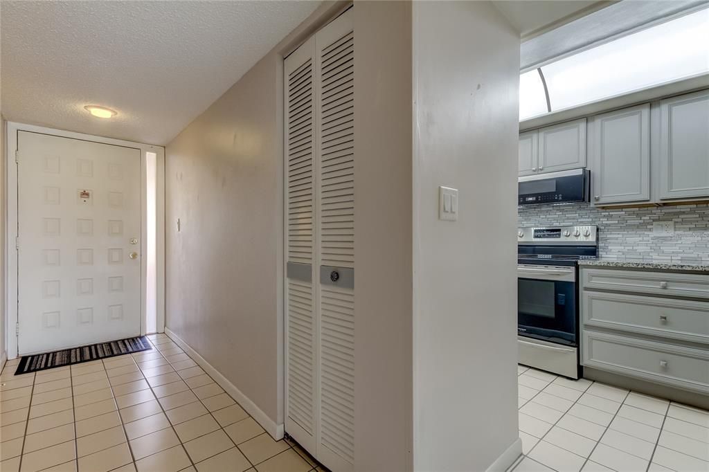 For Sale: $289,900 (2 beds, 2 baths, 1200 Square Feet)