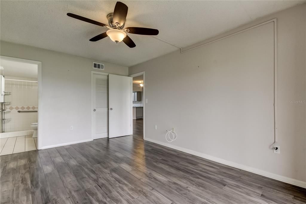 For Sale: $289,900 (2 beds, 2 baths, 1200 Square Feet)