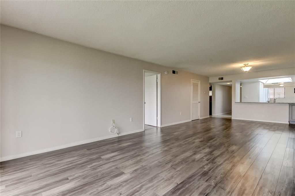 For Sale: $289,900 (2 beds, 2 baths, 1200 Square Feet)