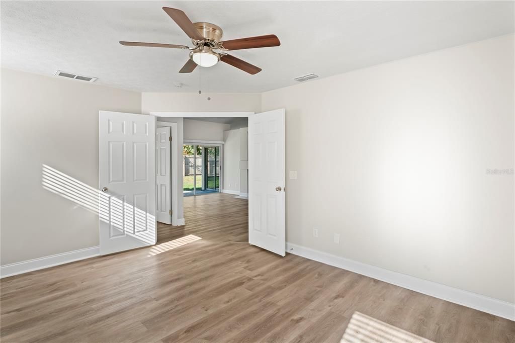 Active With Contract: $385,000 (4 beds, 2 baths, 1913 Square Feet)