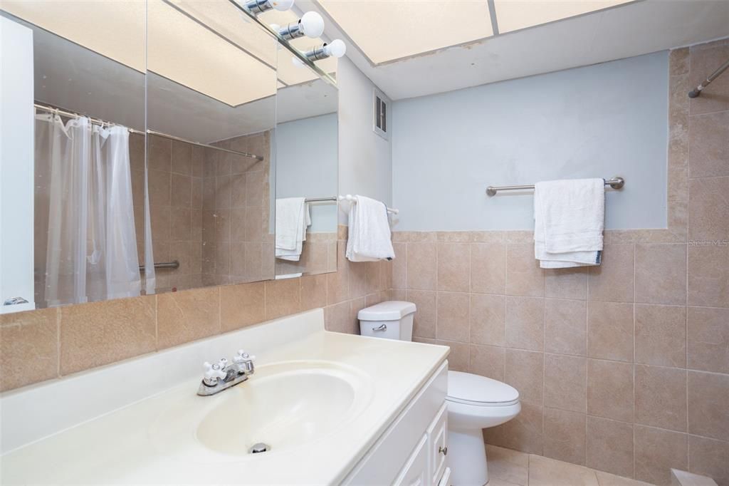 待售: $215,000 (2 贝兹, 2 浴室, 1225 平方英尺)