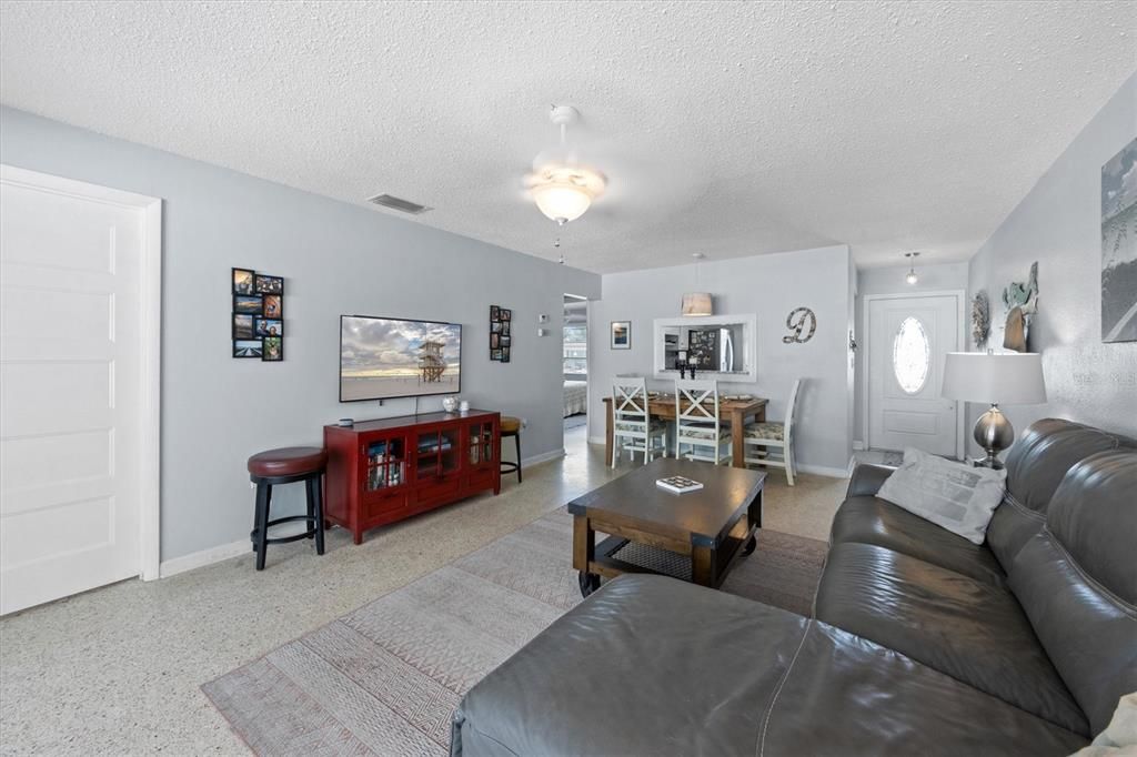 For Sale: $549,000 (2 beds, 2 baths, 1141 Square Feet)