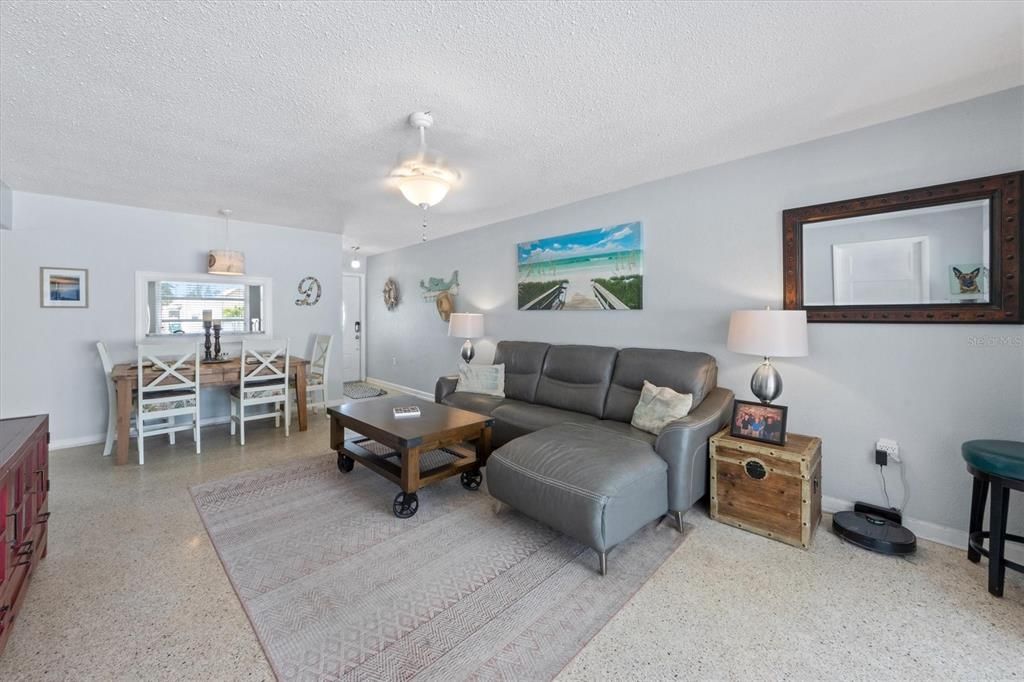 For Sale: $549,000 (2 beds, 2 baths, 1141 Square Feet)