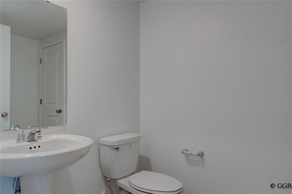 For Rent: $2,400 (3 beds, 2 baths, 1833 Square Feet)