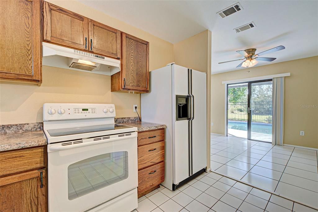 For Sale: $239,000 (2 beds, 1 baths, 904 Square Feet)
