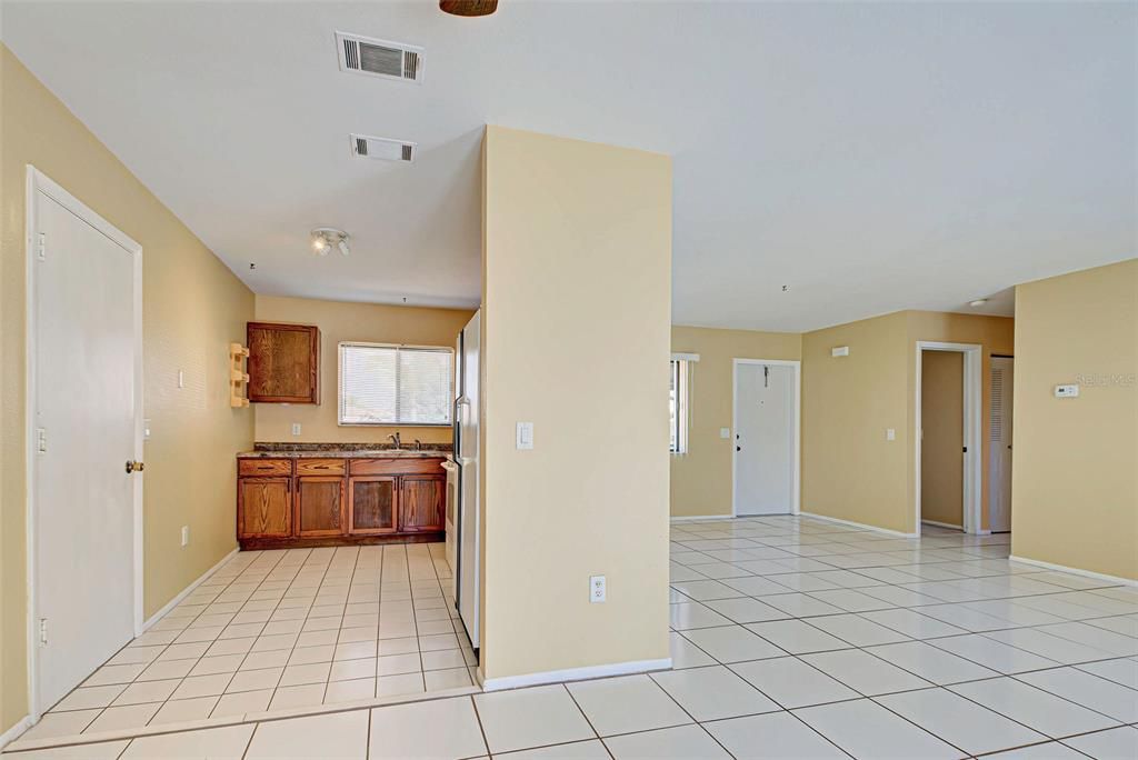 For Sale: $239,000 (2 beds, 1 baths, 904 Square Feet)