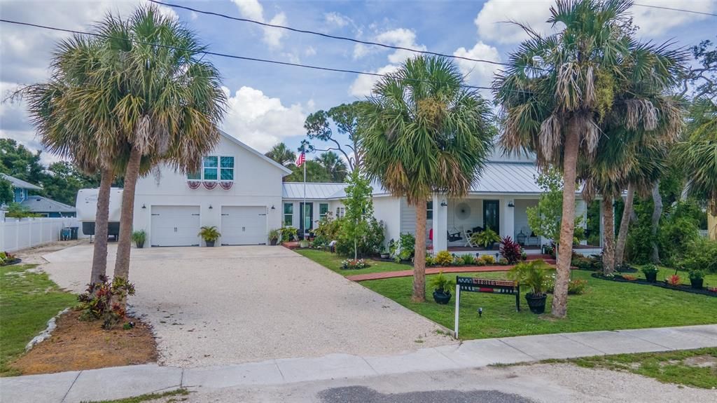 For Sale: $850,000 (3 beds, 3 baths, 2606 Square Feet)