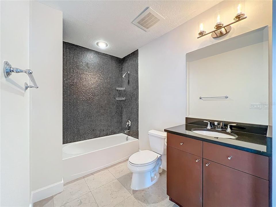 待售: $550,000 (2 贝兹, 2 浴室, 1600 平方英尺)