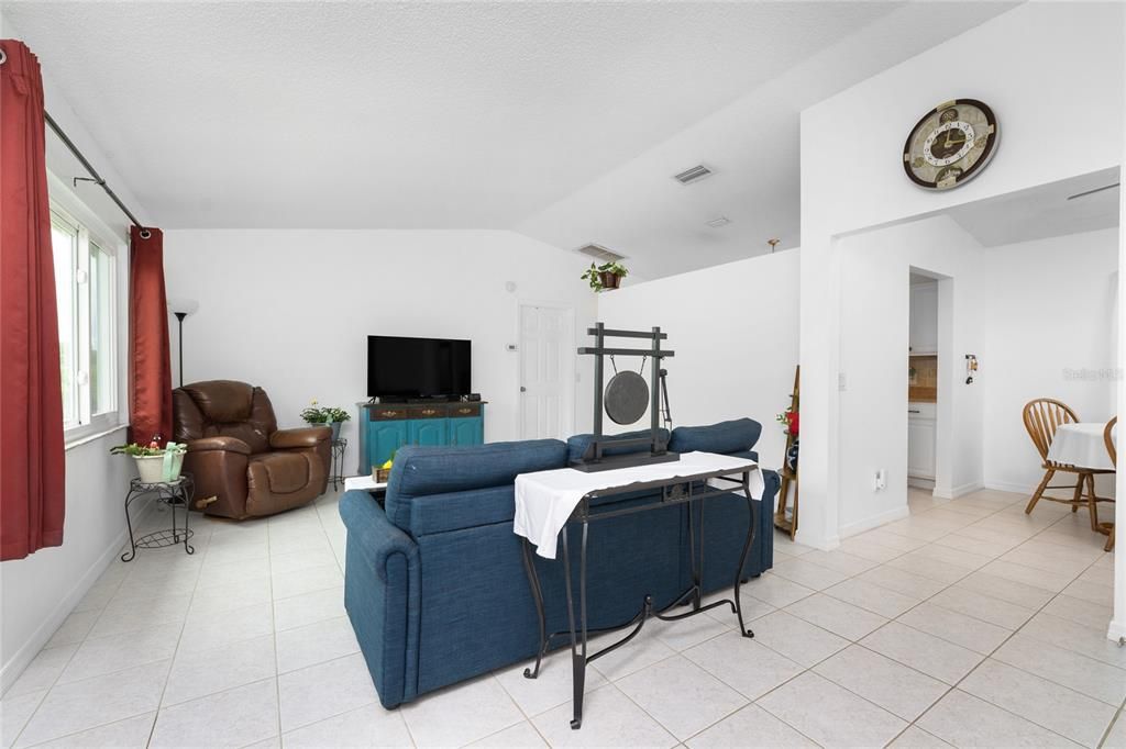 For Sale: $299,900 (3 beds, 2 baths, 1161 Square Feet)